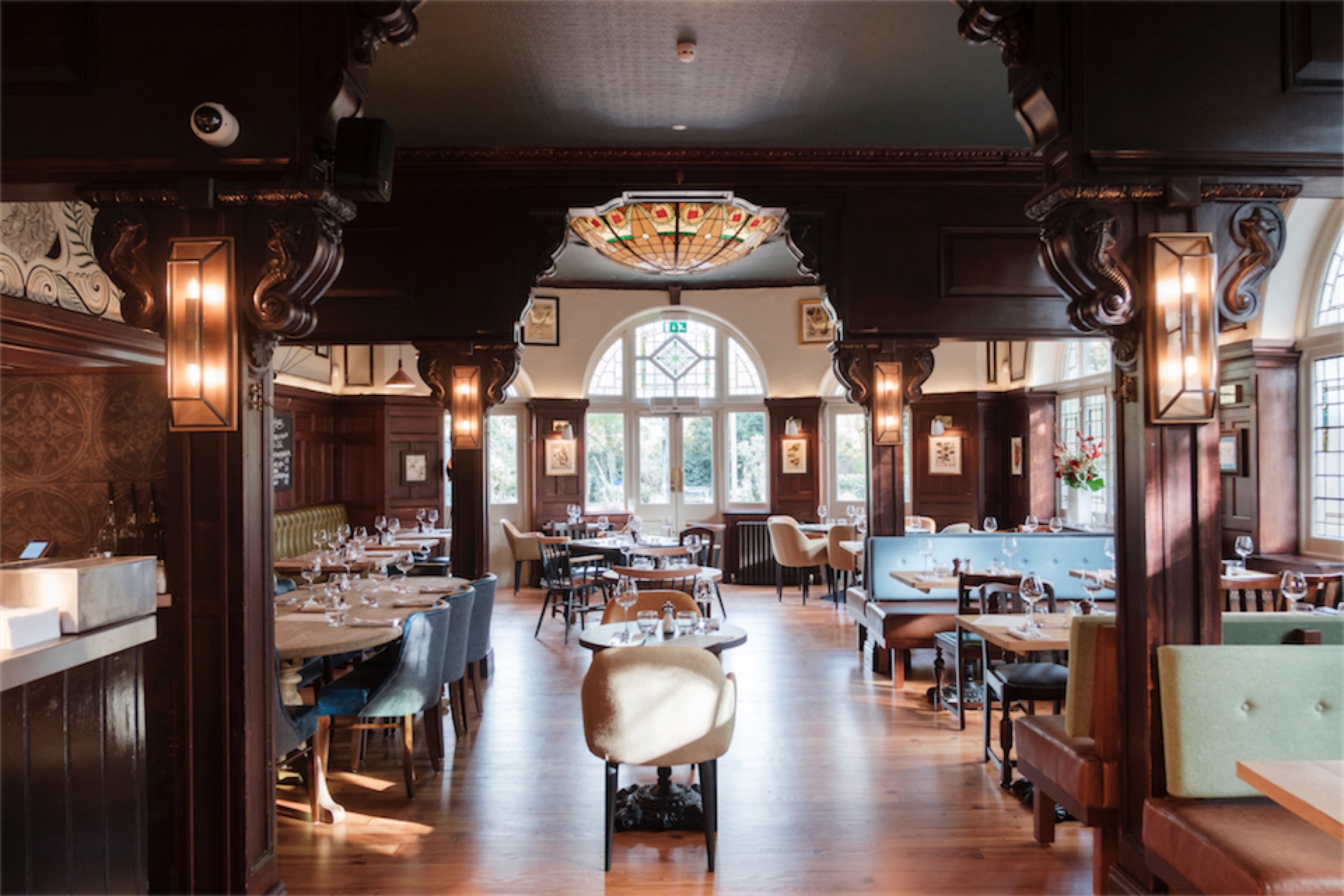 The Red Lion Fuller's Pub and Restaurant in Barnes